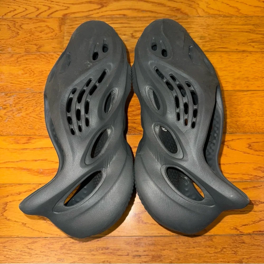 Adidas Yeezy foam RNR in carbon gray men’s 9